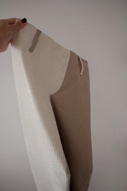 Two tone flare pants made with faux croc leather and nude gabardine. It comes with pockets and a side zipper.