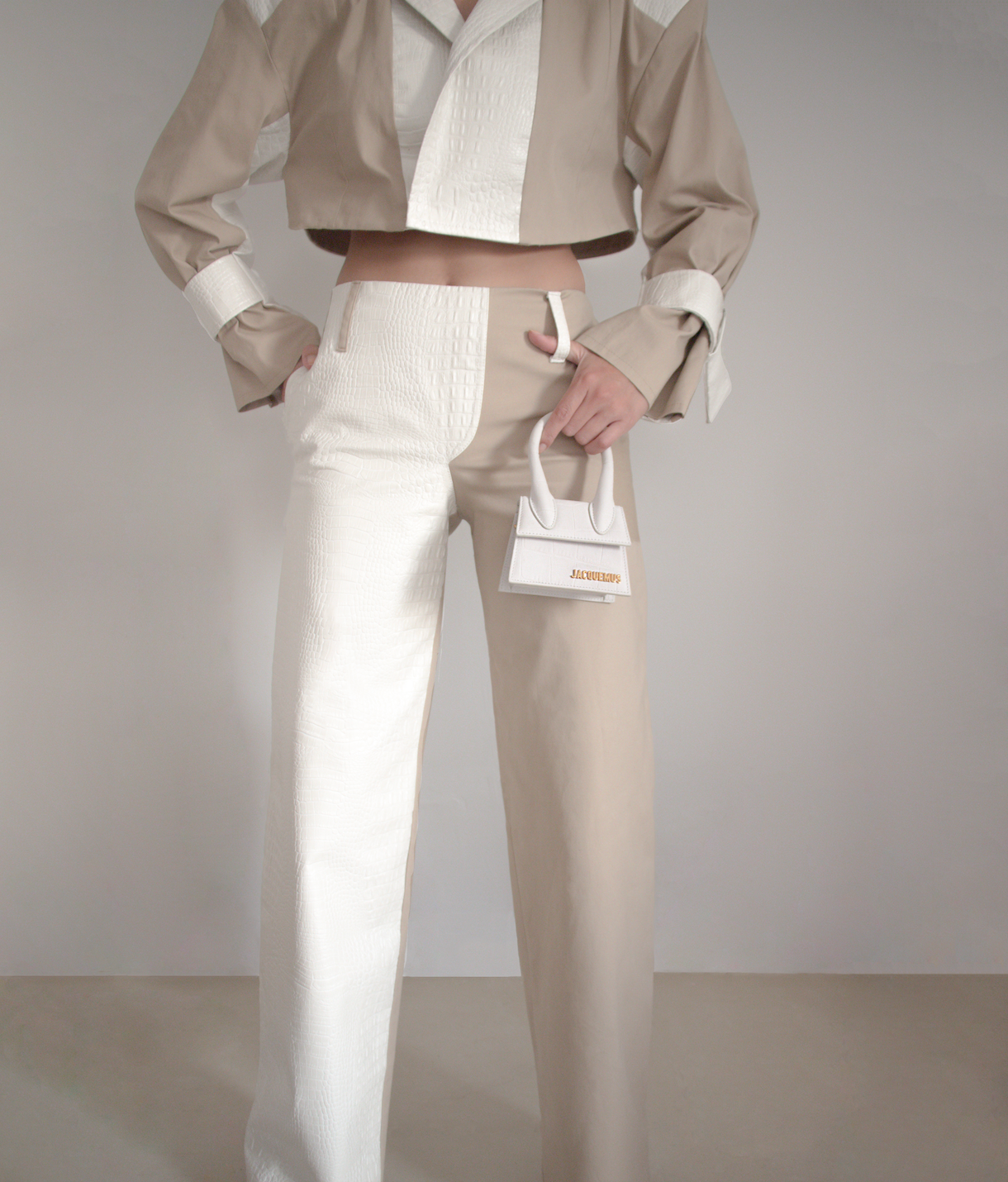 Two tone flare pants made with faux croc leather and nude gabardine. It comes with pockets and a side zipper.