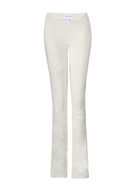 Dipped low waist kick-flare trousers in white linen. Inseam slit with zip fastening.