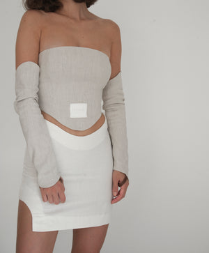 Dipped waist mini skirt in white with side round slit.